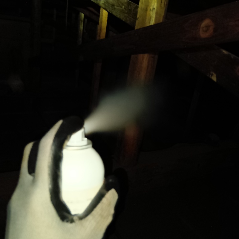 忌避スプレーを散布