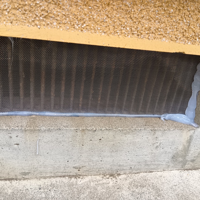 床下換気口のすき間を封鎖