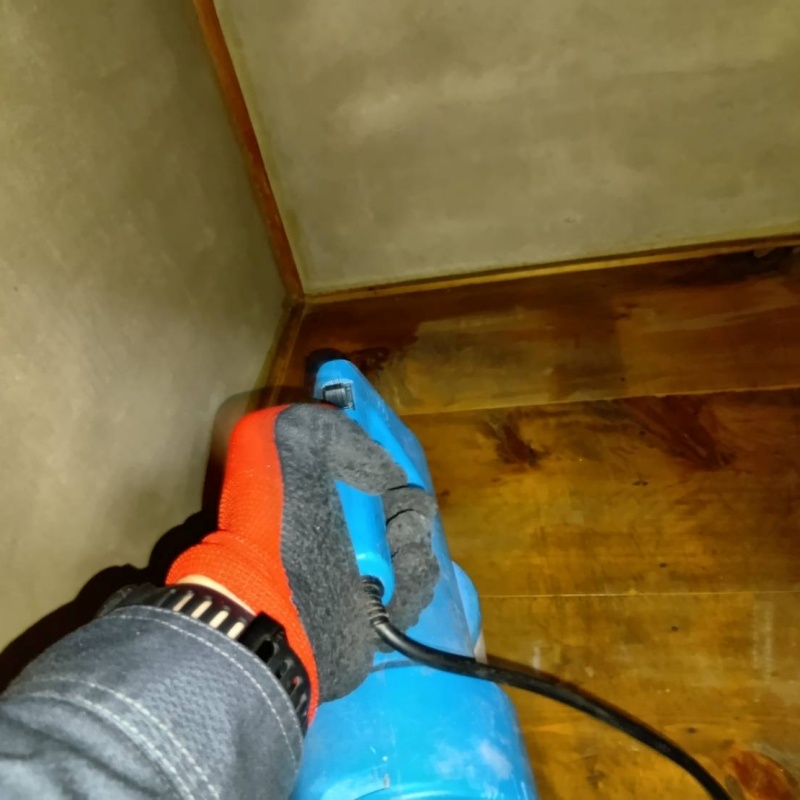 室内に除菌・消臭剤を散布