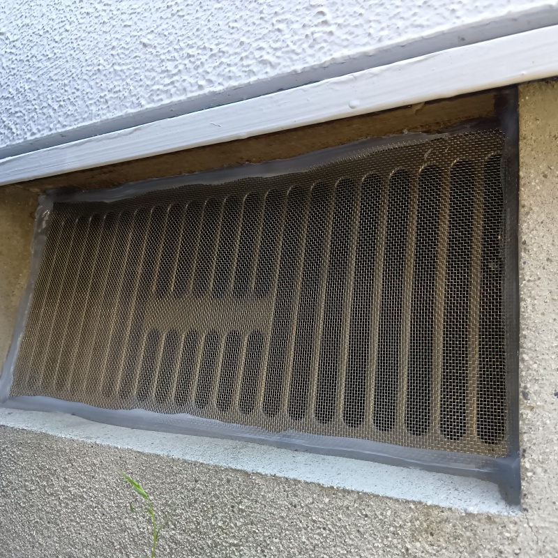 床下換気口のすき間を封鎖