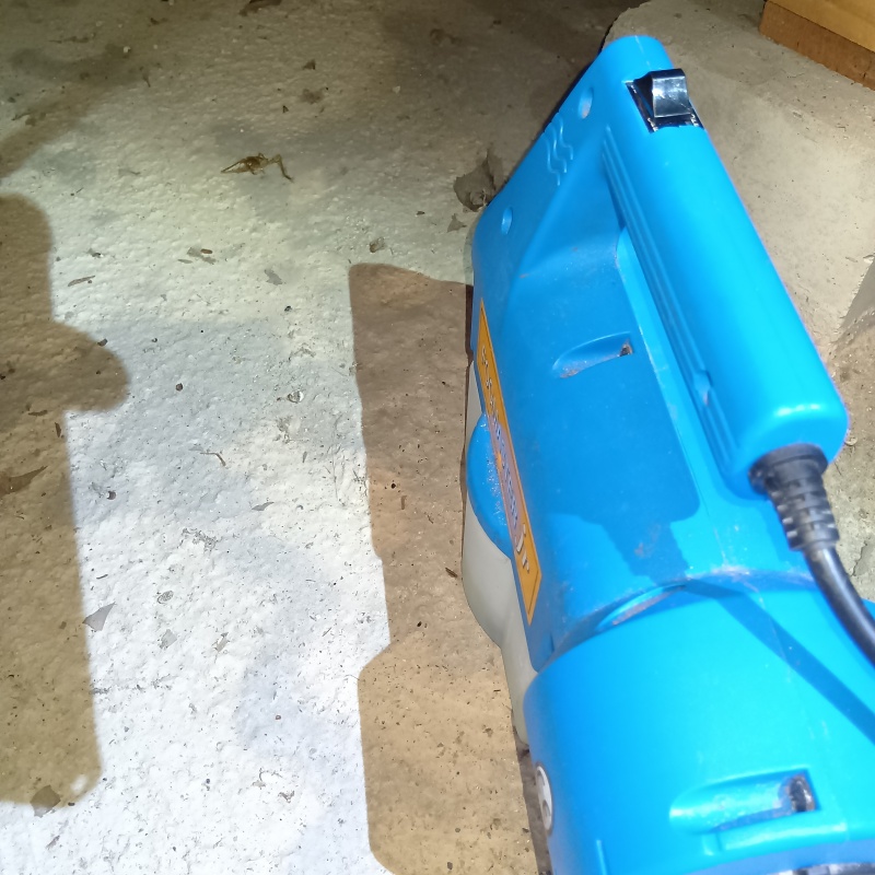 床下に噴霧器で薬剤を散布