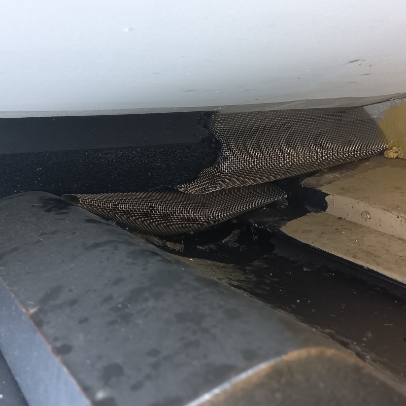 屋根のすき間を封鎖