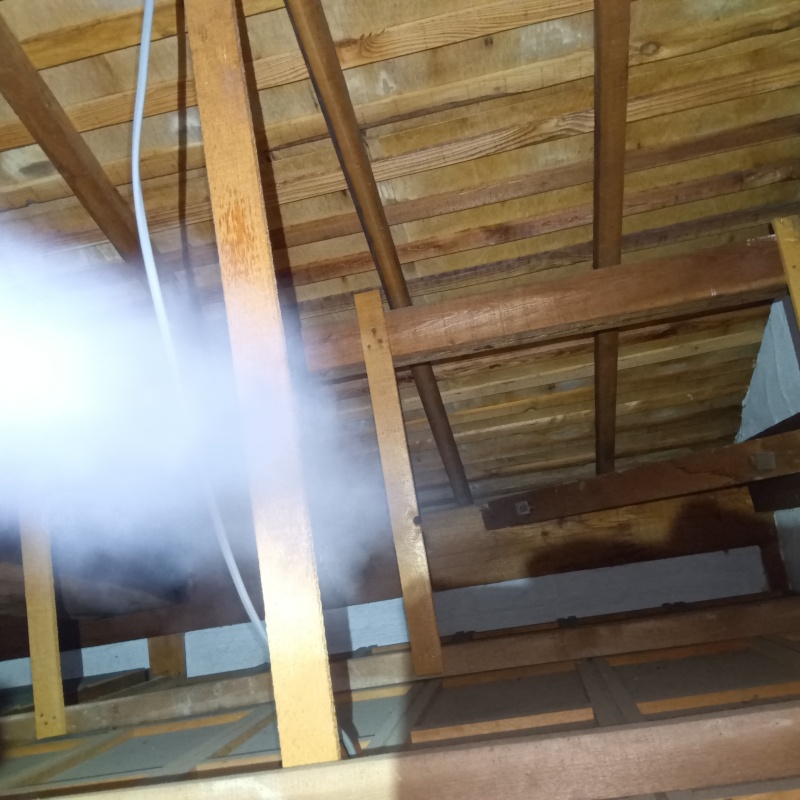 忌避スプレーを散布