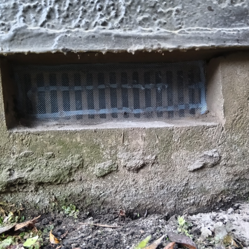 床下換気口のすき間を封鎖