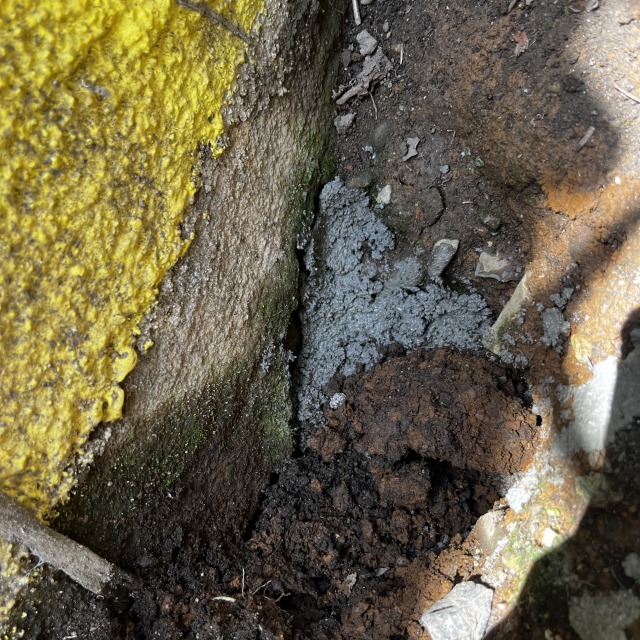 基礎付近の穴を封鎖