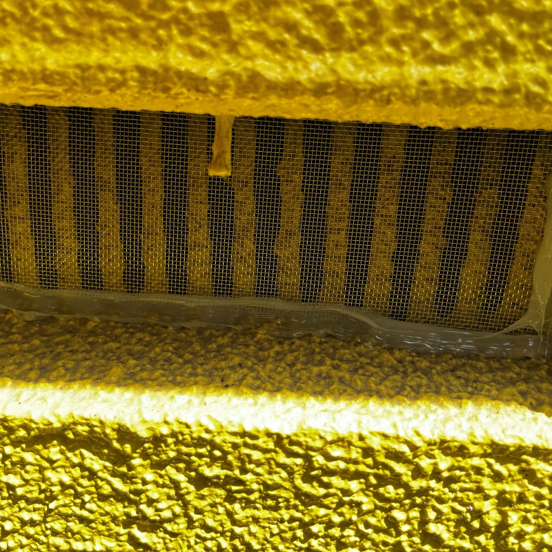 床下換気口に金網を設置