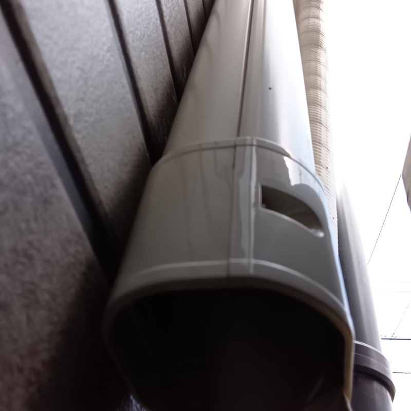 侵入口になっていた配管が通る穴のすき間