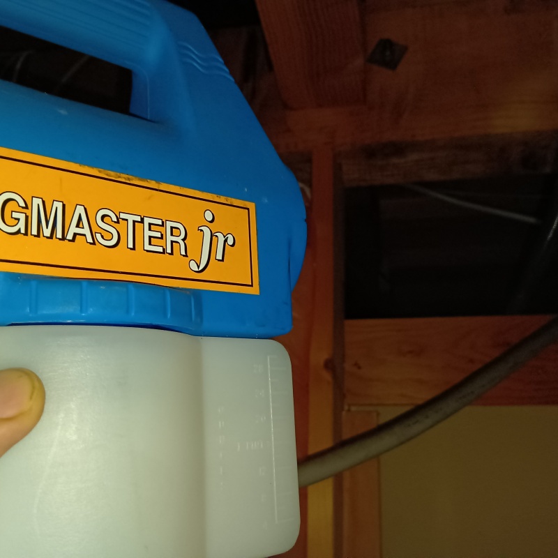 噴霧器で薬剤を散布