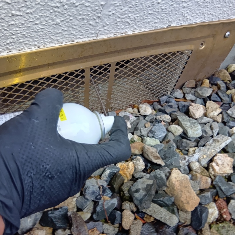 床下換気口のすき間から忌避スプレーを散布