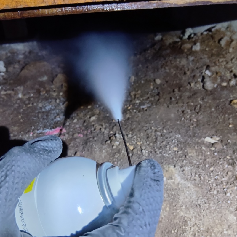 床下に忌避スプレーを散布