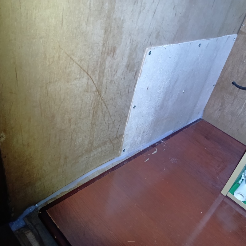 壁の穴を板でふさいだ様子