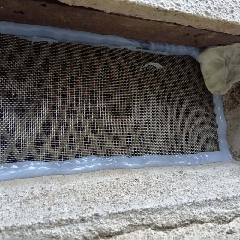 床下換気口のすき間を封鎖