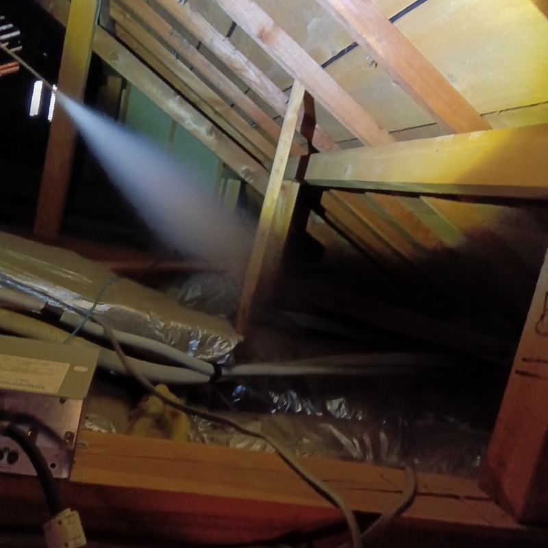 屋根裏に忌避スプレーを散布