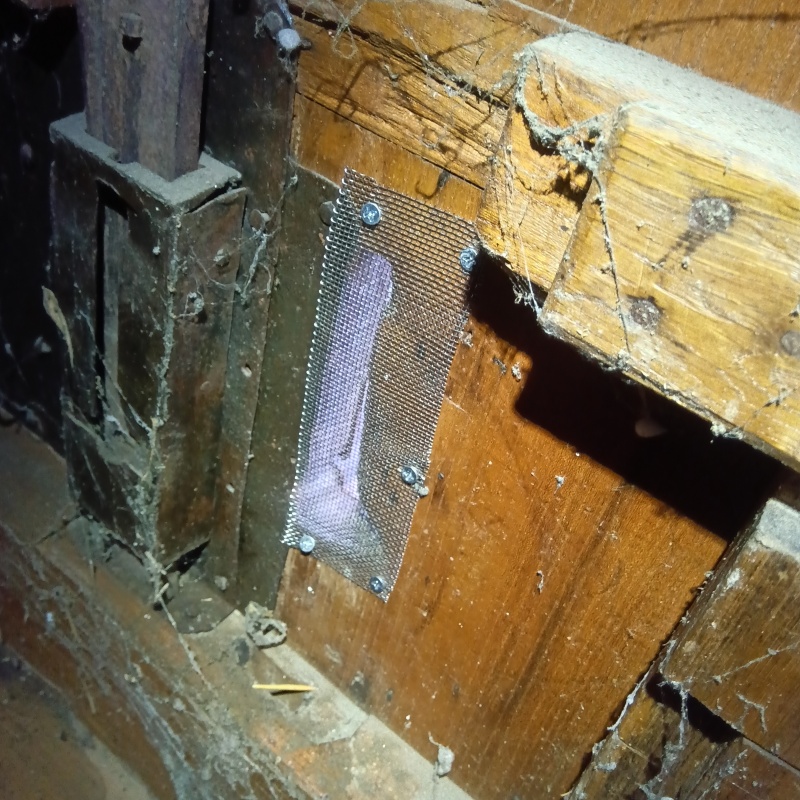 蔵の柱のすき間を封鎖