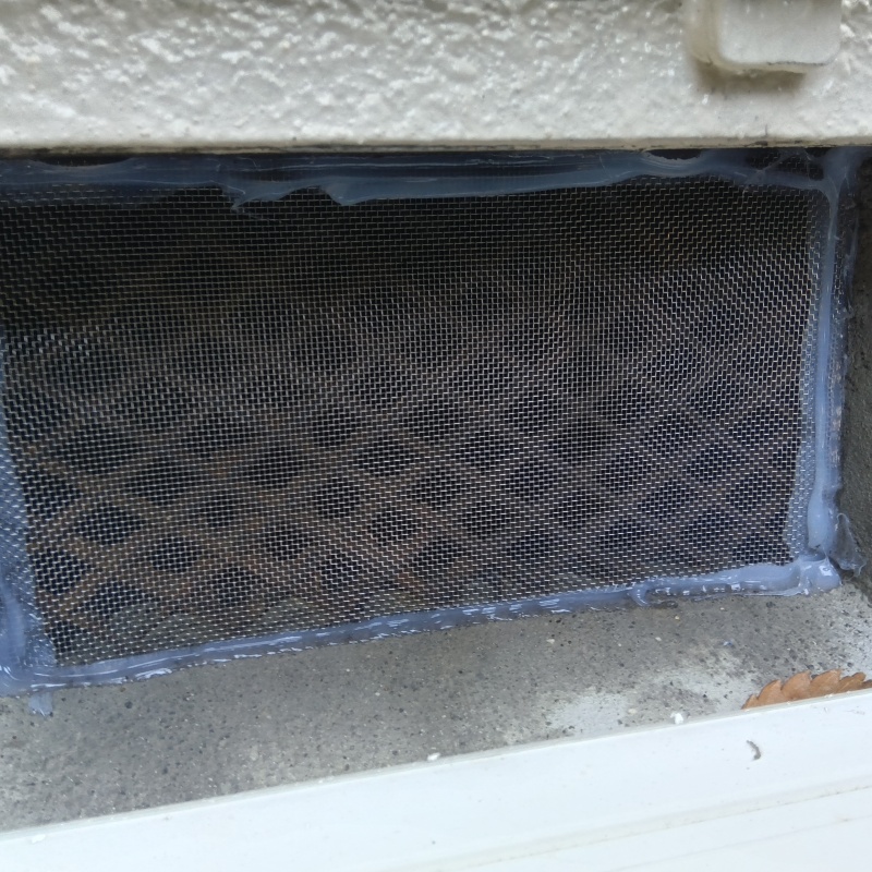 床下換気口のすき間を封鎖