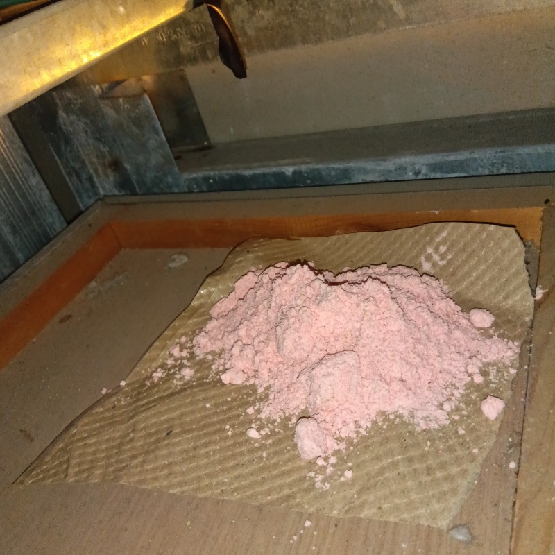 天井裏に殺鼠剤を設置