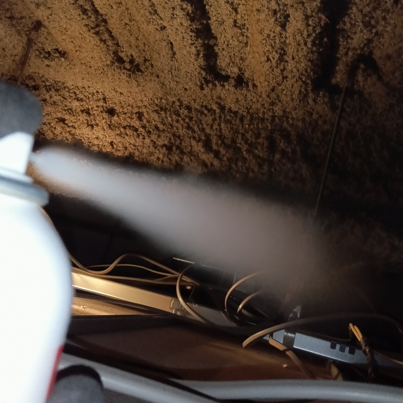 忌避スプレーを散布