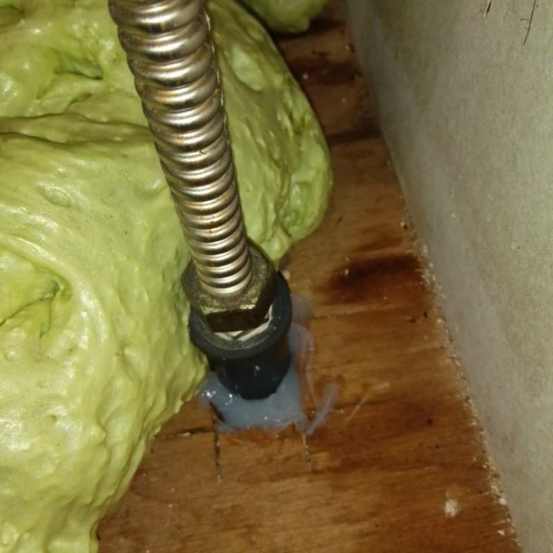 配管が通る穴のすき間を封鎖