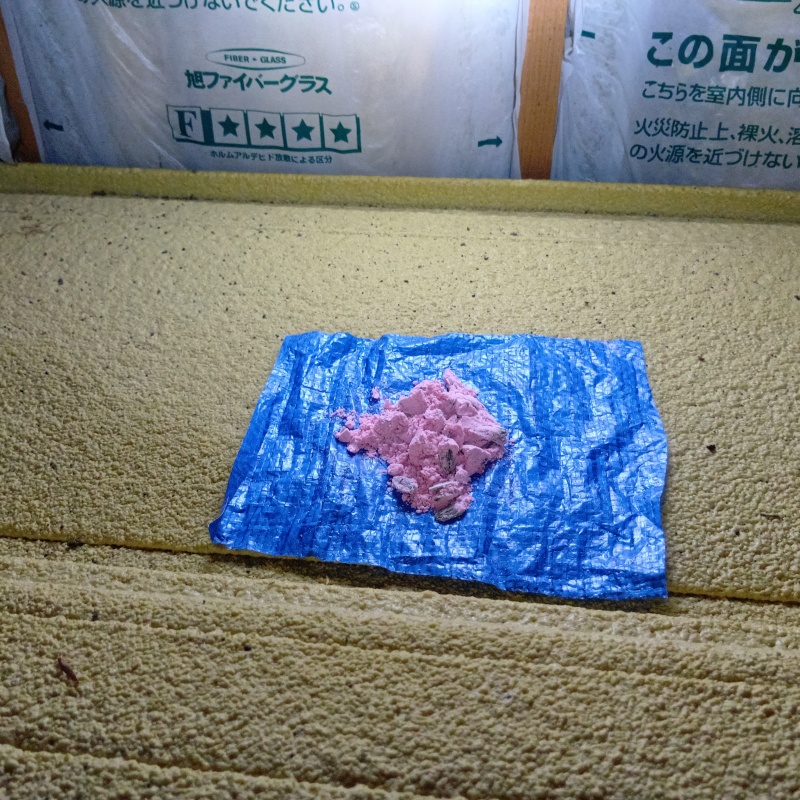 屋根裏に殺鼠剤を設置