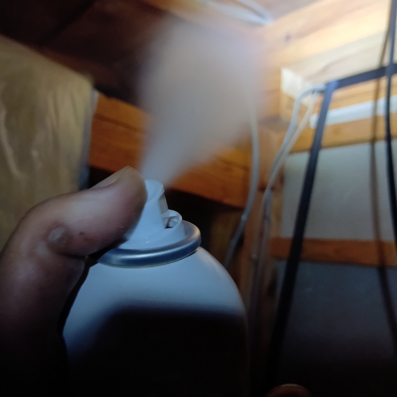 忌避スプレーを散布