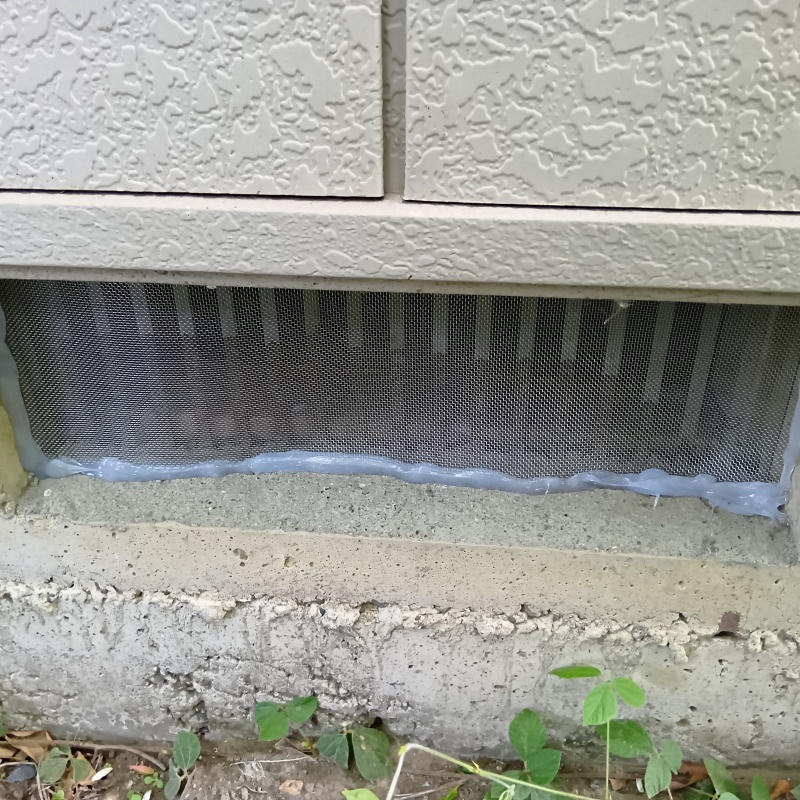 床下換気口のすき間を封鎖