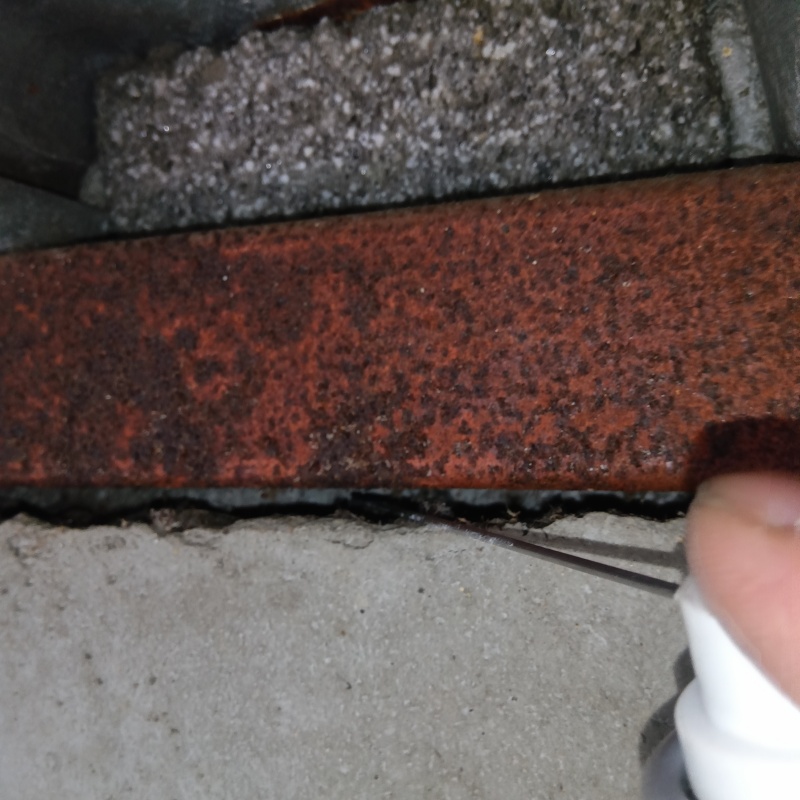 壁のすき間から忌避スプレーを散布