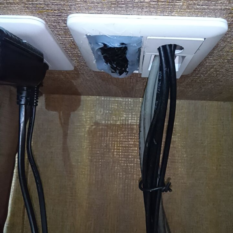 コンセントの侵入対策をした様子