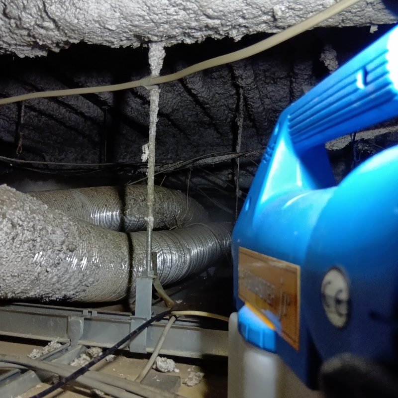 噴霧器で薬剤を散布