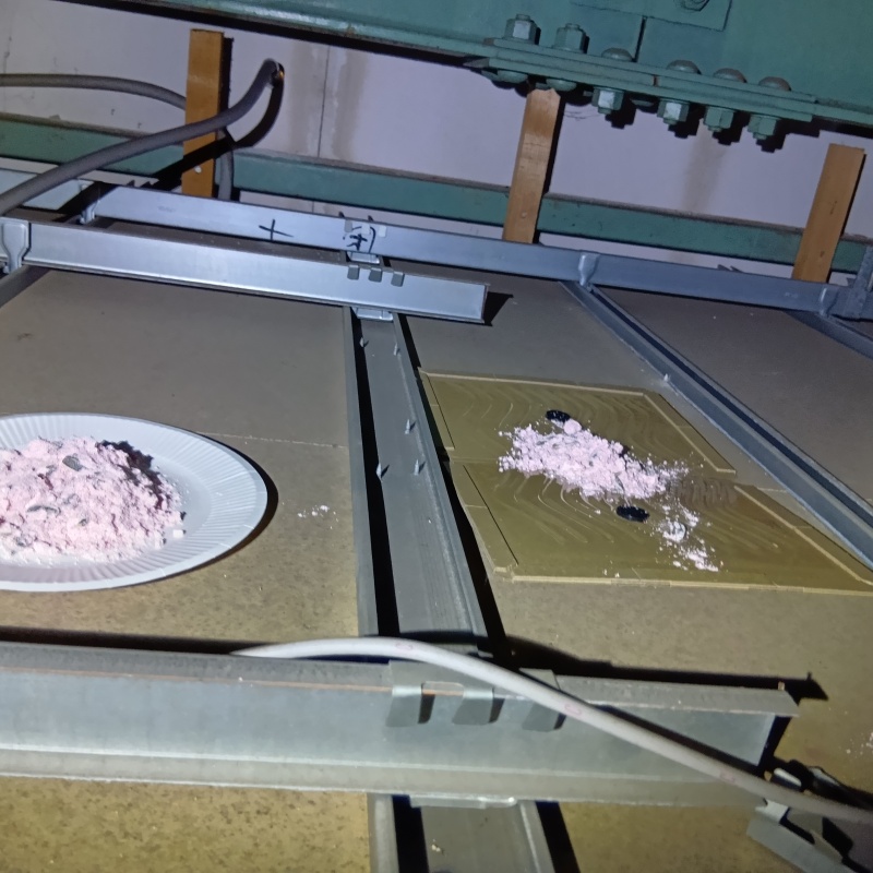 粘着シートの上に殺鼠剤を設置