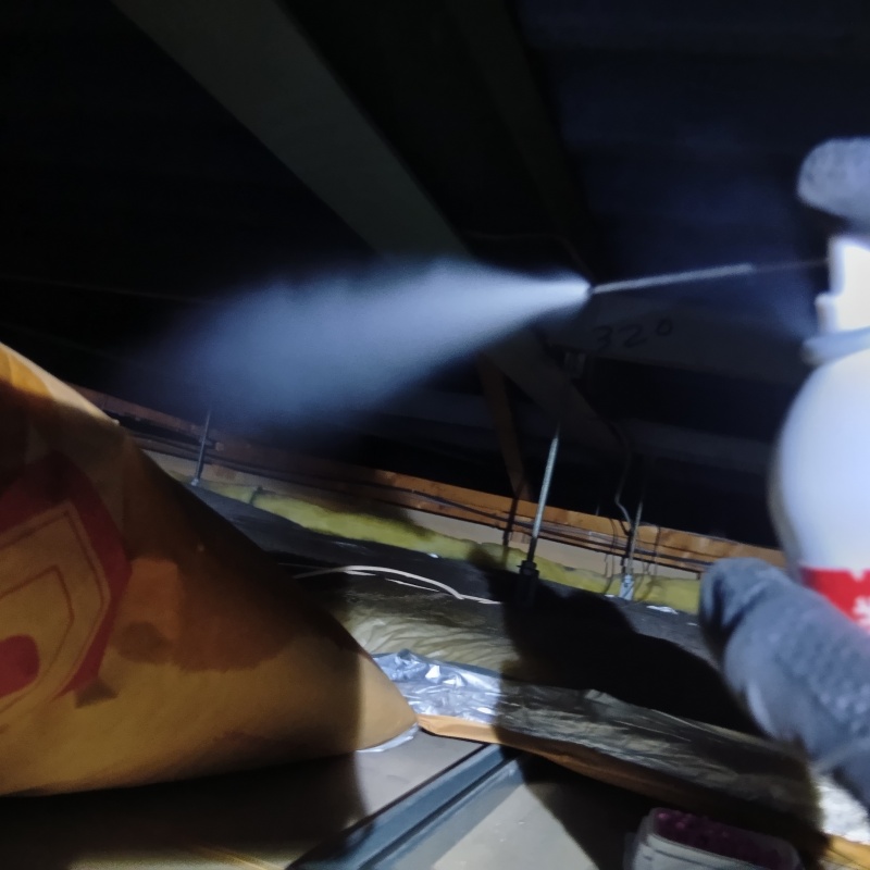 忌避スプレーを散布