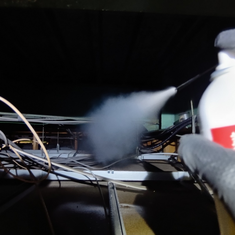 忌避スプレーを散布