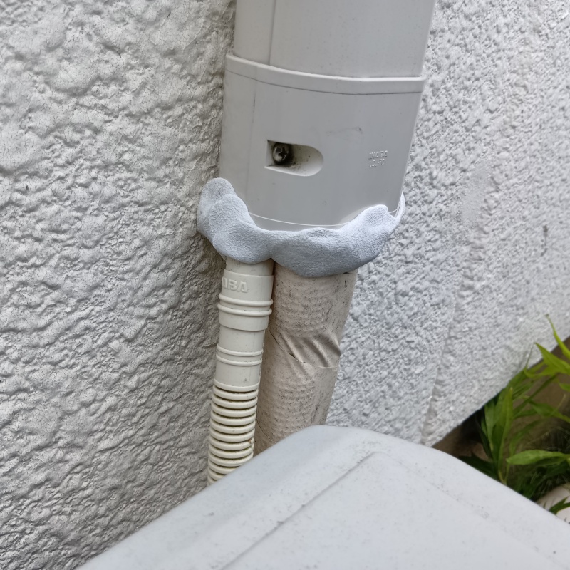 配管が通る穴のすき間を封鎖