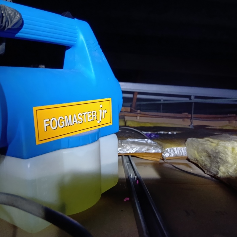 噴霧器で薬剤を散布