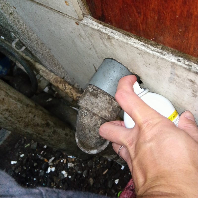 配管が通る穴のすき間から忌避スプレーを散布