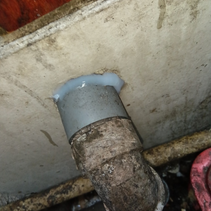 配管が通る穴のすき間を封鎖