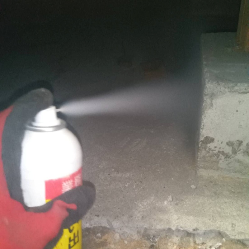 床下に忌避スプレーを散布