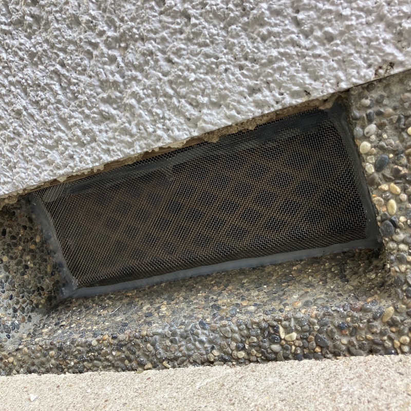 床下換気口のすき間を封鎖