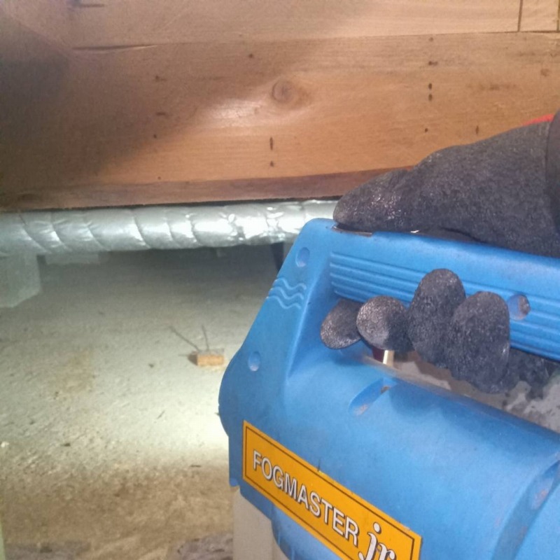 床下に除菌・消臭剤を散布