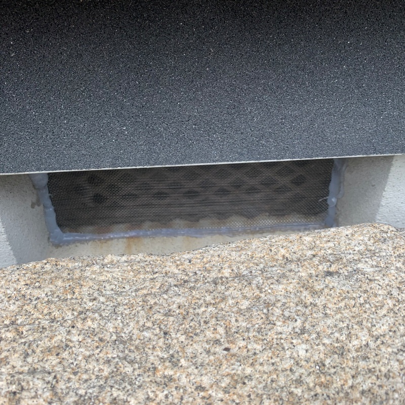 床下換気口のすき間を封鎖