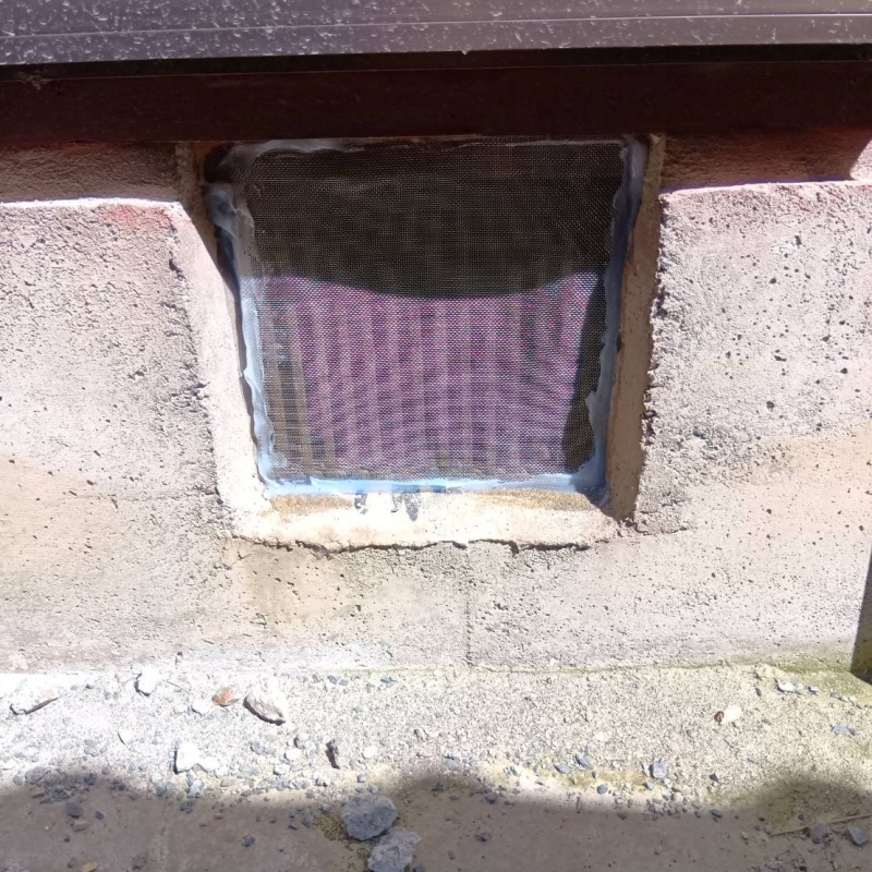 床下換気口のすき間を封鎖