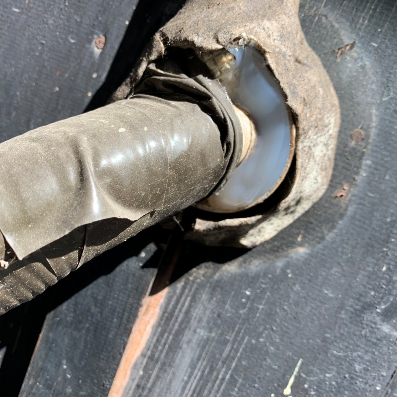 配管が通る穴のすき間を封鎖