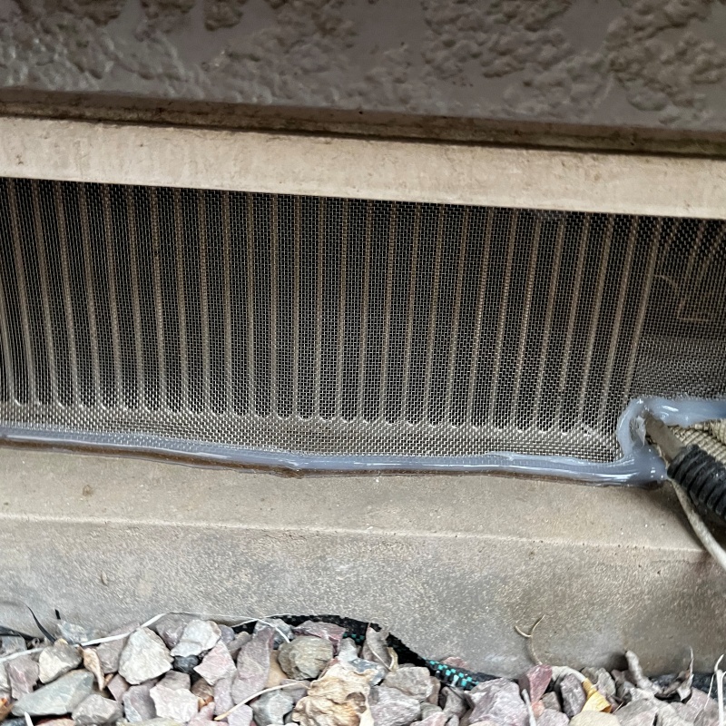 床下換気口のすき間を封鎖