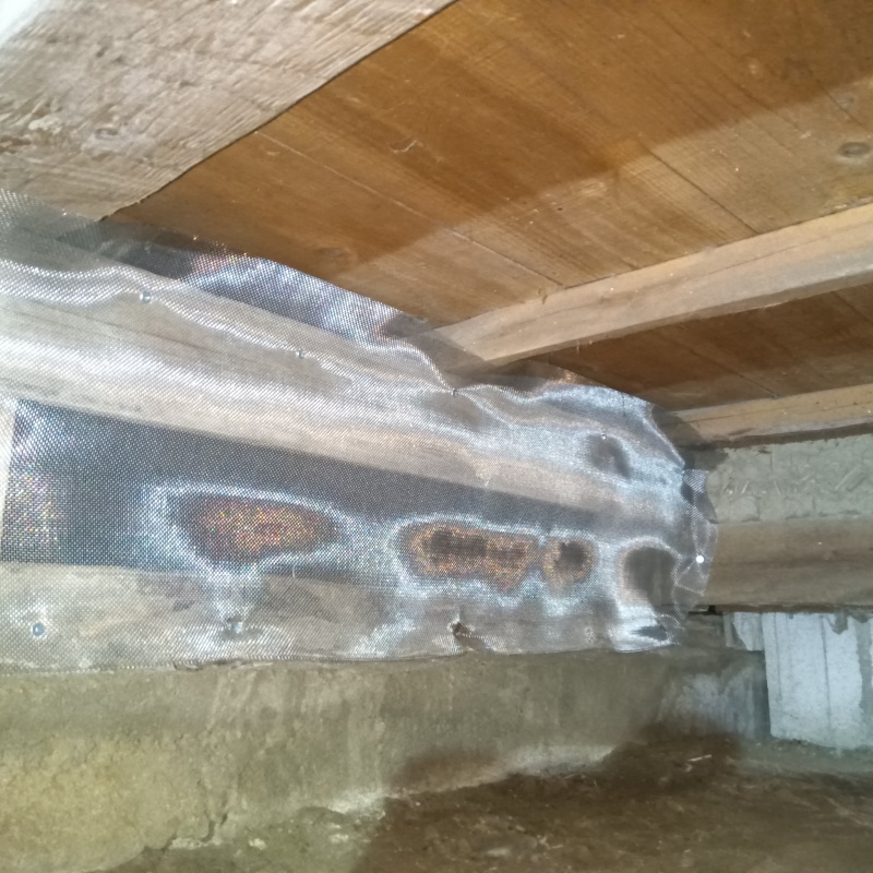 床下の開口部をネットで封鎖