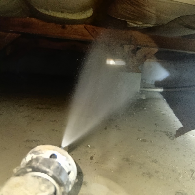 床下の木材に防蟻剤を散布