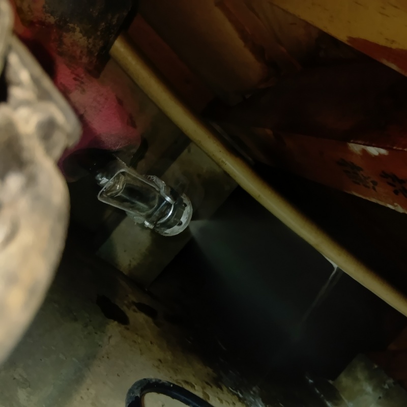 土壌処理で防蟻剤を散布する様子