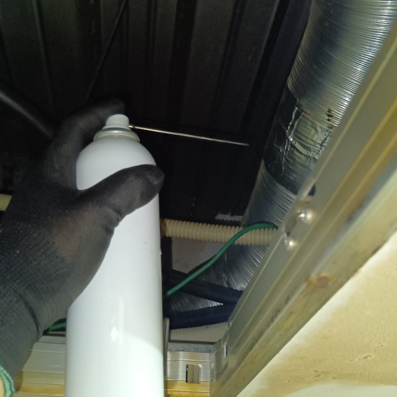 忌避スプレーを散布