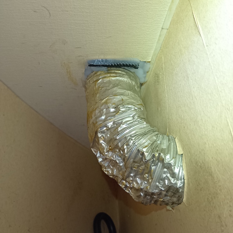 配管が通る穴のすき間を封鎖