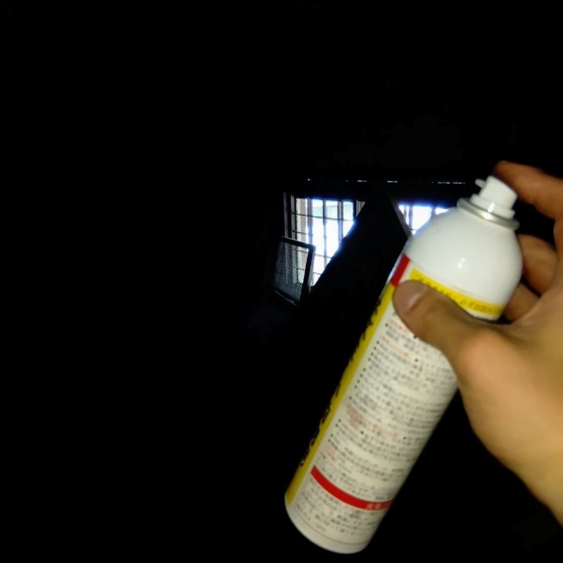 忌避スプレーを散布