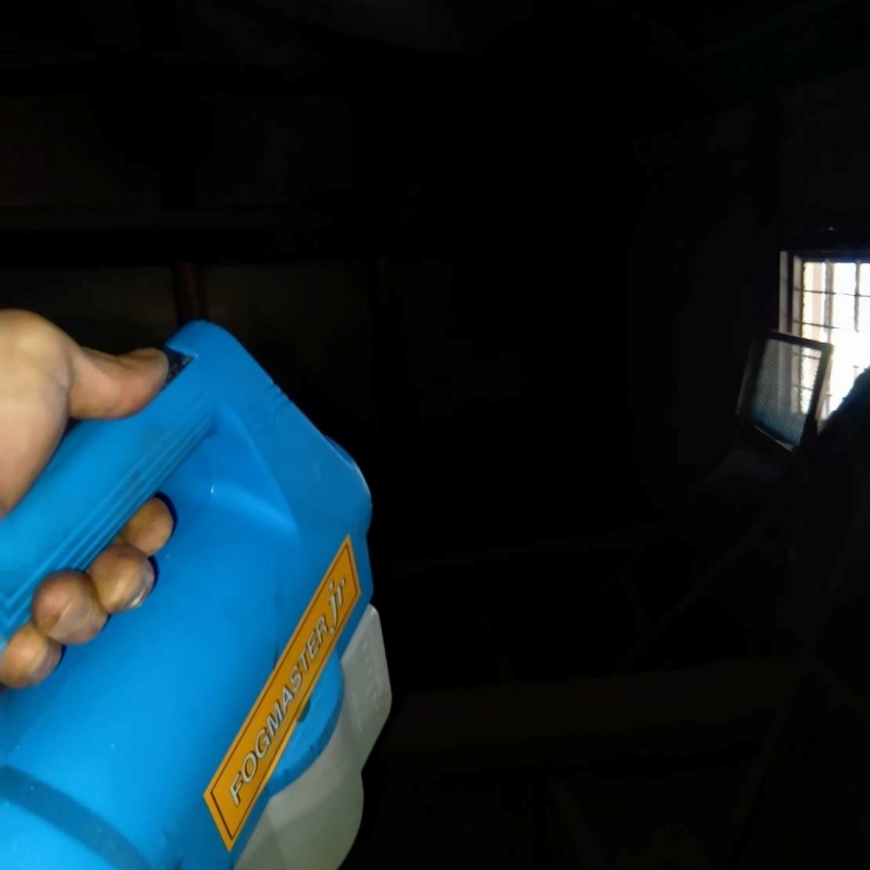 噴霧器で薬剤を散布