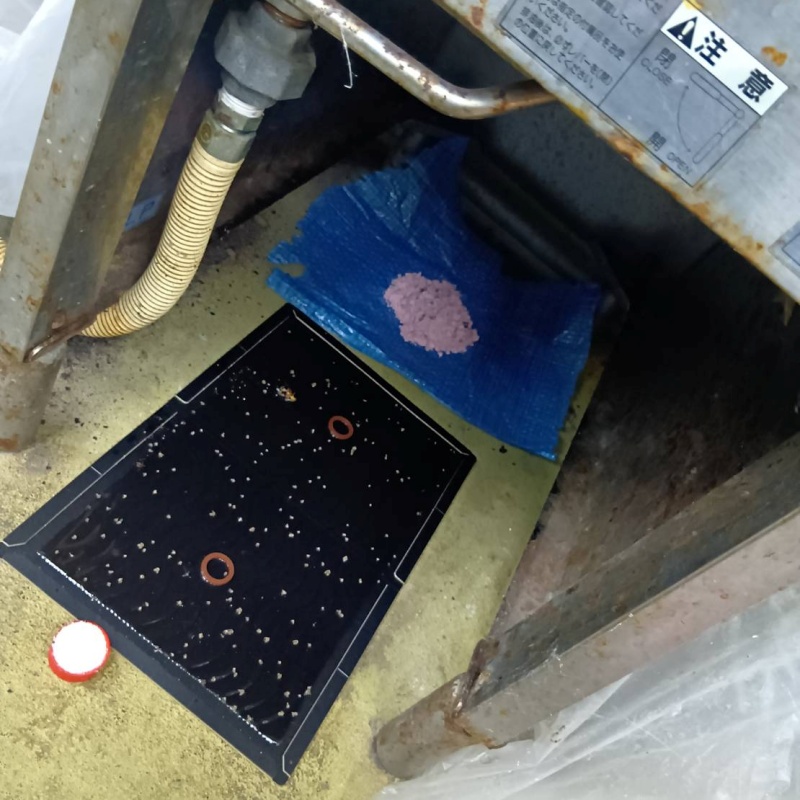 殺鼠剤と粘着シートを設置